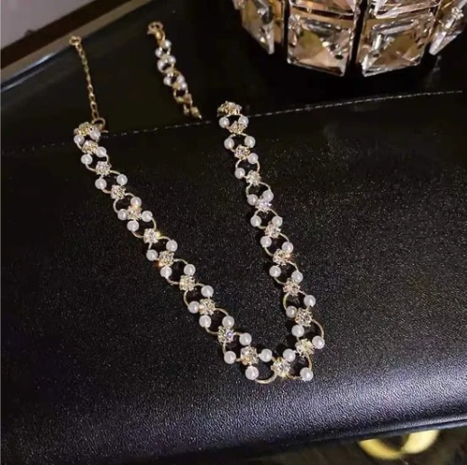 Openwork pendant necklaces